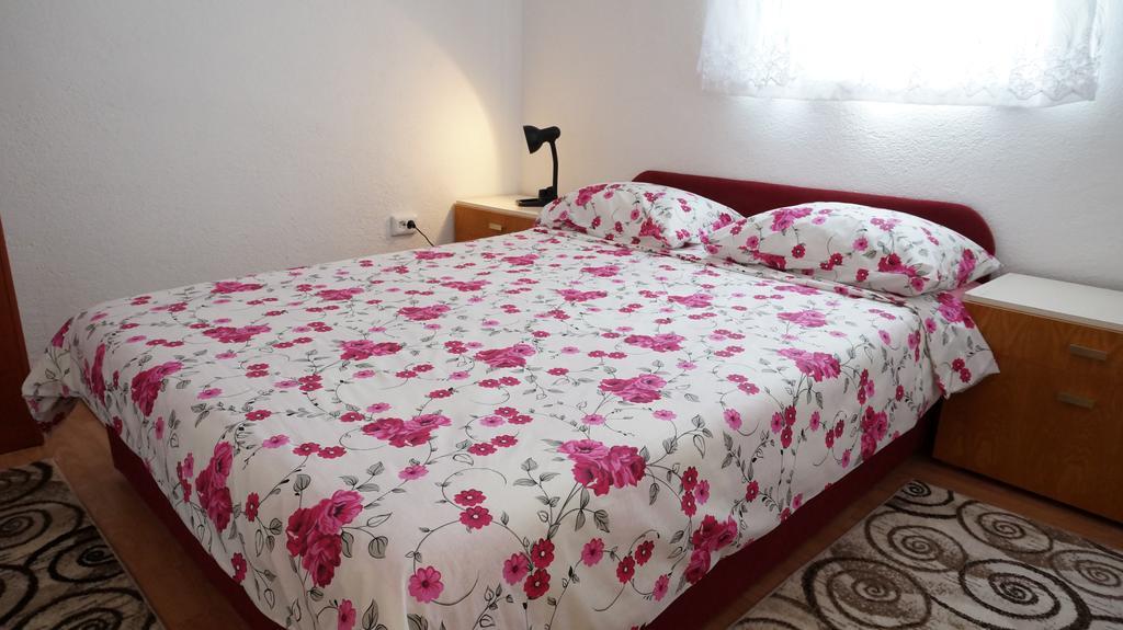 Apartments Red Rose Nin Luaran gambar