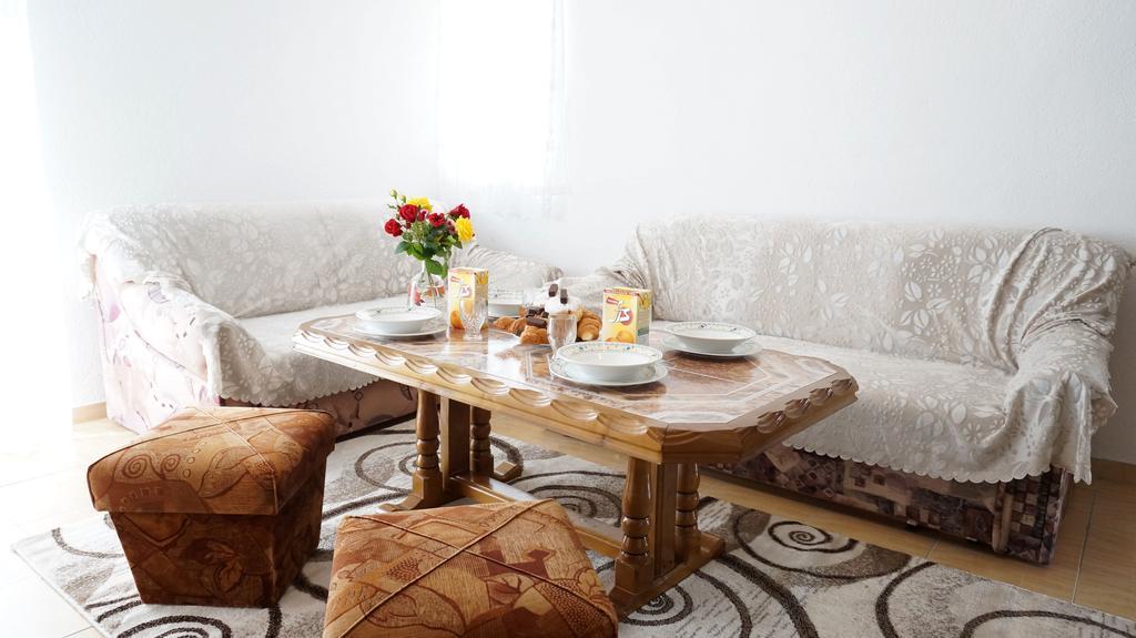 Apartments Red Rose Nin Luaran gambar