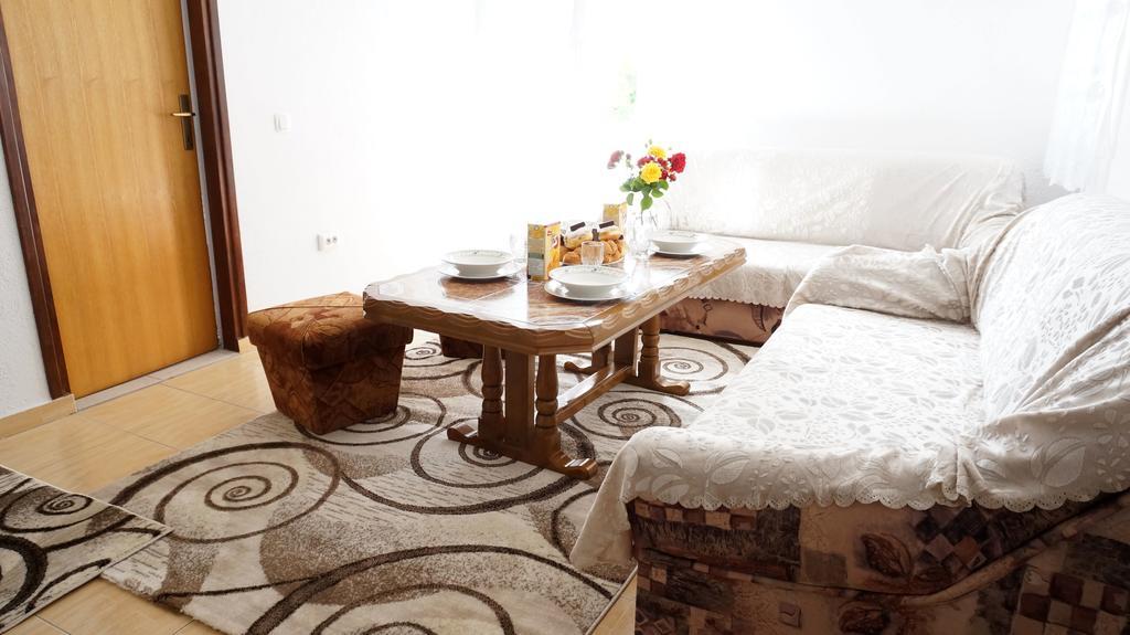 Apartments Red Rose Nin Luaran gambar
