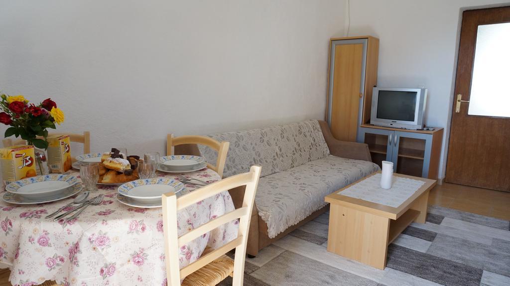 Apartments Red Rose Nin Luaran gambar