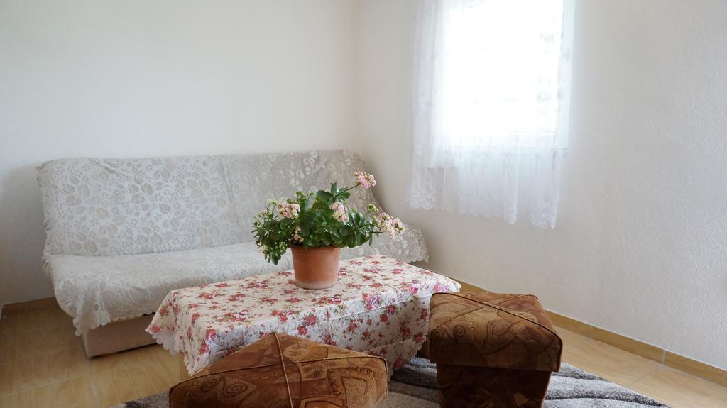 Apartments Red Rose Nin Luaran gambar