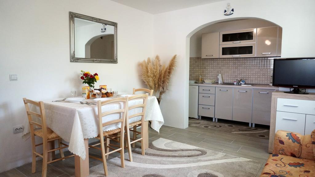Apartments Red Rose Nin Luaran gambar
